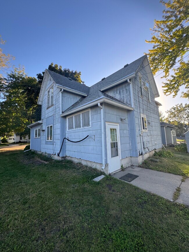 Building Photo - 420 W College St