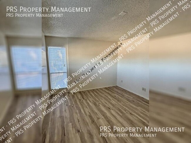 Building Photo - 2652 E Oakleaf Dr
