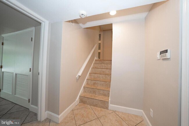 Building Photo - 327 Strathmore Rd