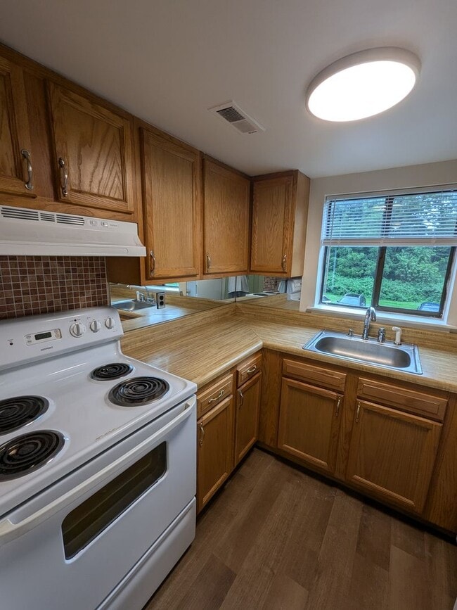 Building Photo - Remodeled Unit - Northeast