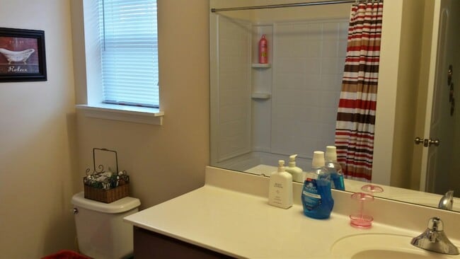 Building Photo - 3 bedroom 2.5 bath townhome in University Area