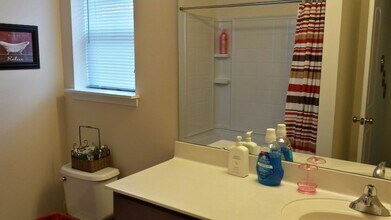 Building Photo - 3 bedroom 2.5 bath townhome in University Area