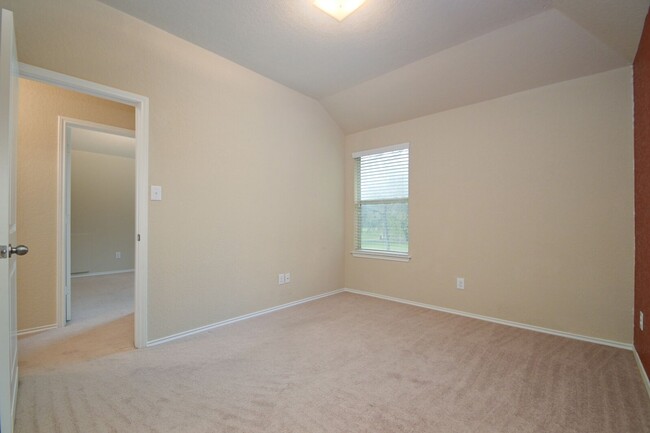 Building Photo - 4 bedroom home located within 6 miles of R...