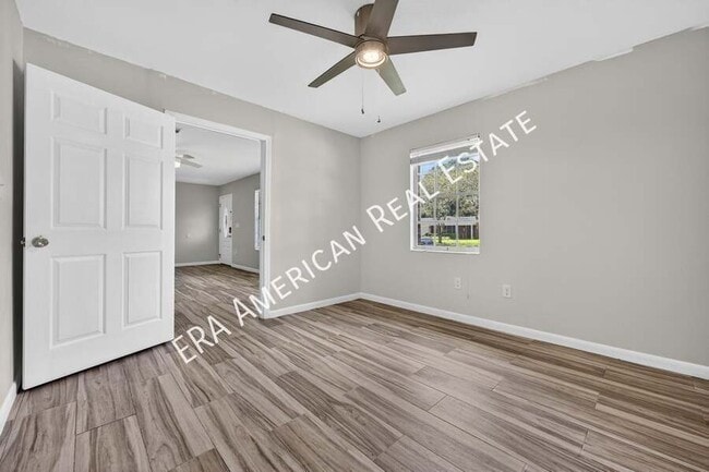 Building Photo - 614 Merioneth Dr NE