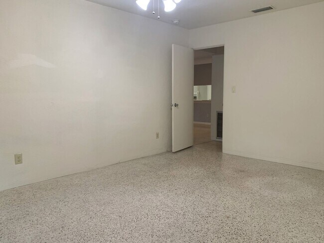 Building Photo - 3 Bedroom 2 Bath Spacious Home in Holiday Park