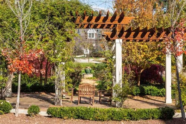 Building Photo - The BEST North Hills Condo!