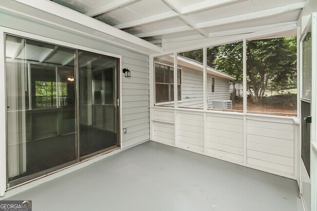 Building Photo - 155 Hunt Ridge Dr