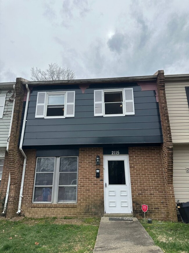 Building Photo - Henrico County Townhouse! 3 beds, 1.5 bath...
