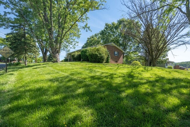 Building Photo - 4 bed and 2 bath house in Johnson City