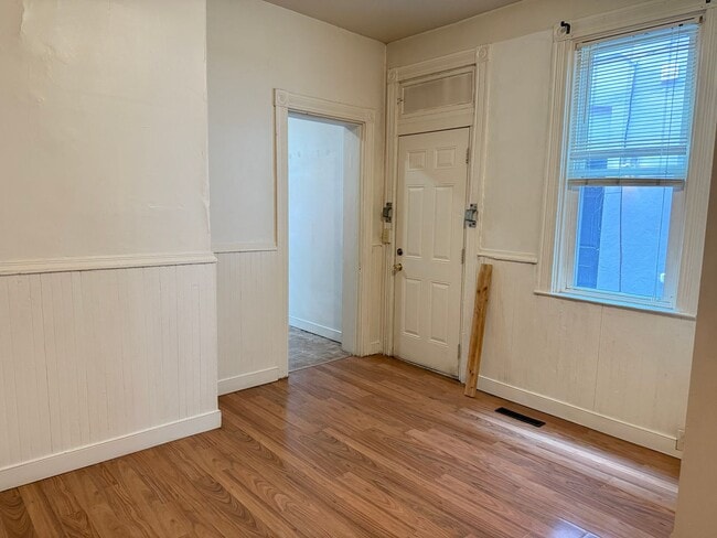 Building Photo - First Floor 1 Bedroom w/ BONUS ROOM and Ce...