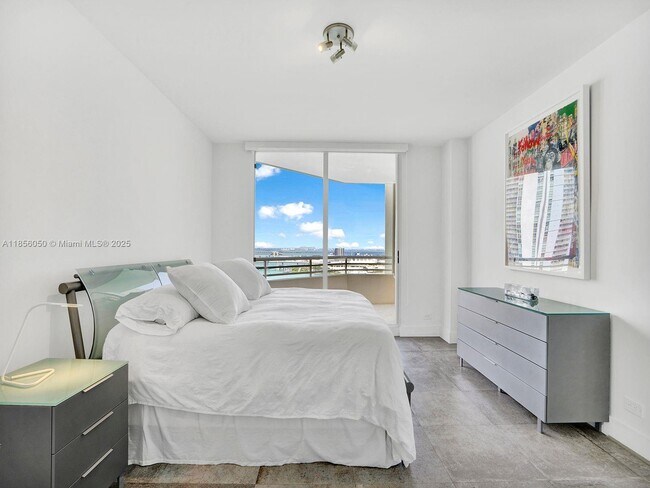 Building Photo - 888 Brickell Key Dr