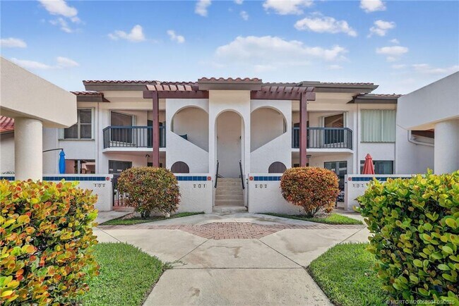Building Photo - 6110 SE Martinique Dr