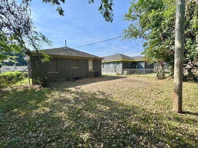 Building Photo - 1478 S Willet Street