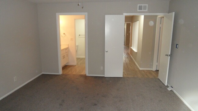 Building Photo - Ground Level 2BR 2BA in Park Tustin Commun...