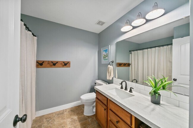 Building Photo - 5 Bedroom Home in Red Feather Estates - Me...