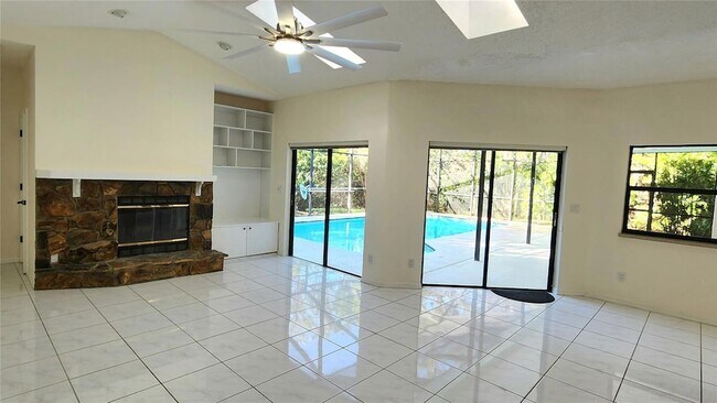 Building Photo - 3037 Crest Dr