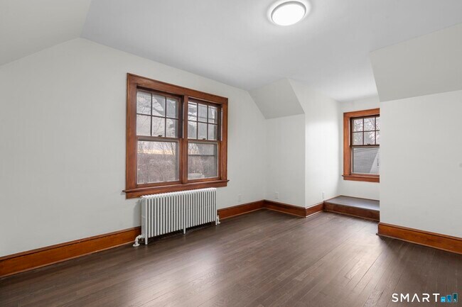 Building Photo - 37 Byrneside Ave