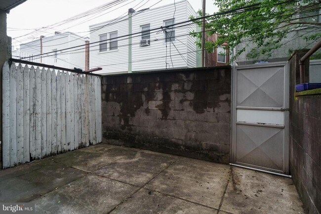 Building Photo - 2529 S Camac St