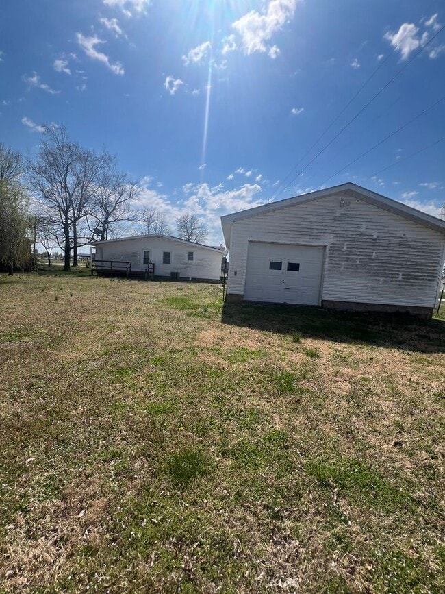 Building Photo - 3 bedrooms/2 bathrooms with detached 2 car...