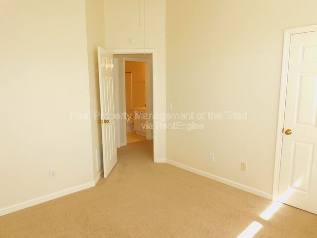Building Photo - 3805 Tutbury Dr