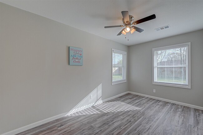 Building Photo - 1914 Lynnview Dr