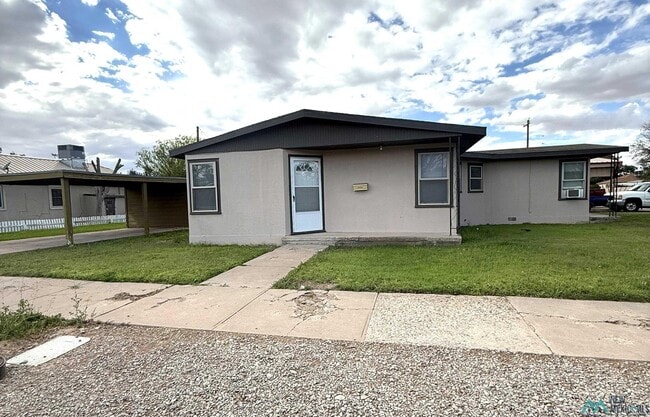 Primary Photo - 702 W Dallas Ave