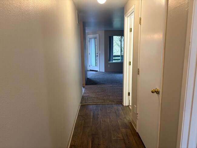Building Photo - Don't Miss Out On This Deal! 2 Bed 2 Bath ...