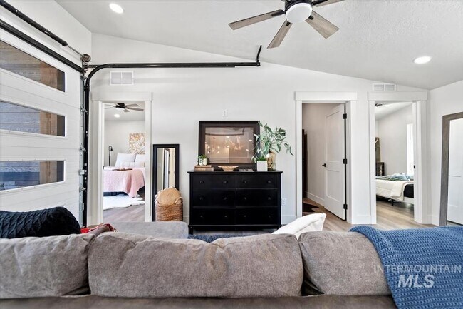 Building Photo - 362 London St