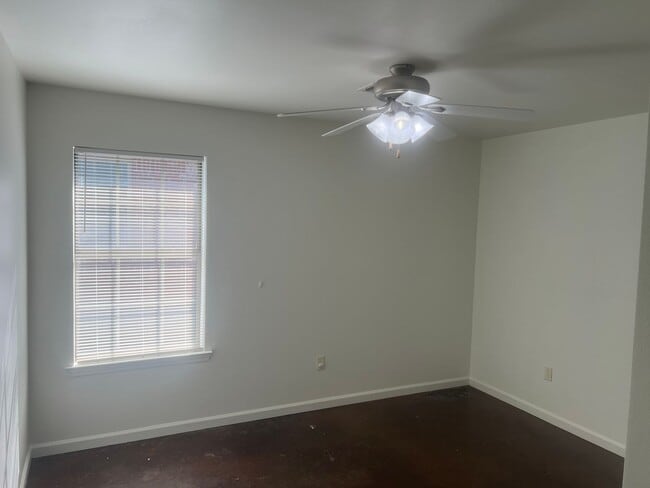 Building Photo - 3 Bed 2 Bath Duplex