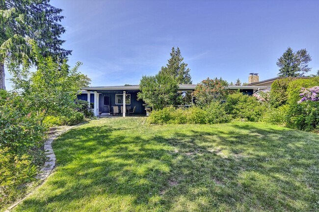 Building Photo - 7/1 Kent East Hill 4 bedroom rambler with ...
