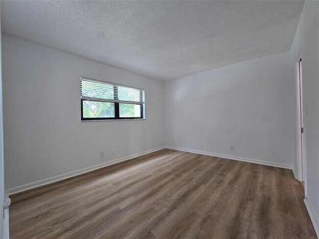 Building Photo - 1000 River Reach Dr