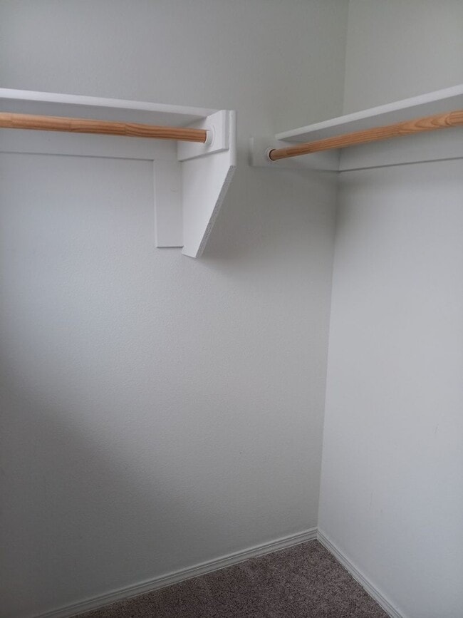 Building Photo - Spacious 4-bedroom, 2.5-bathroom home! Showings available NOW!