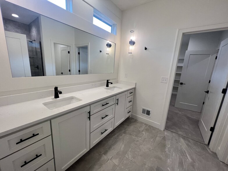 Building Photo - 1517 SW Hedgewood Ln