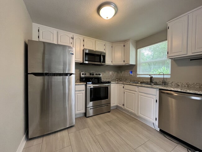 Building Photo - 224 Lakewood Dr