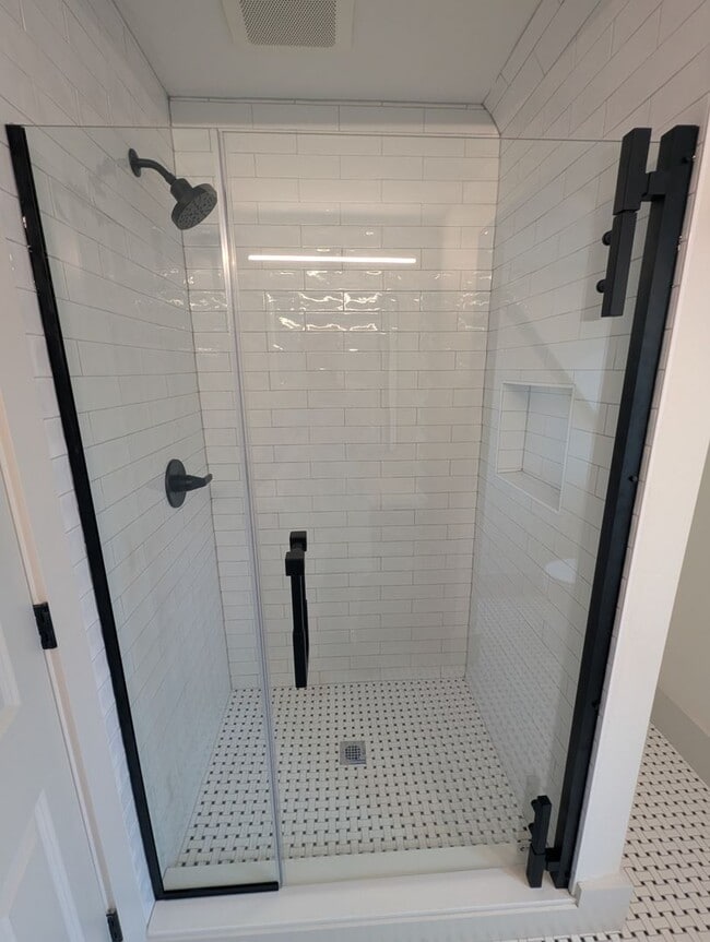 Building Photo - Brand-New Apartment in Historic Covington, New Appliances, In Unit Washer/Dryer