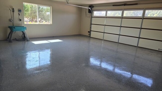 Building Photo - Immaculate Custom 1 Story on Shared 2.5 acres
