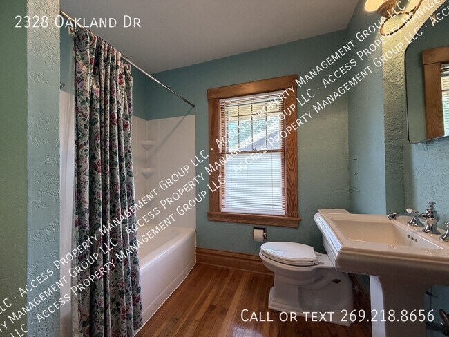 Building Photo - 2328 Oakland Dr