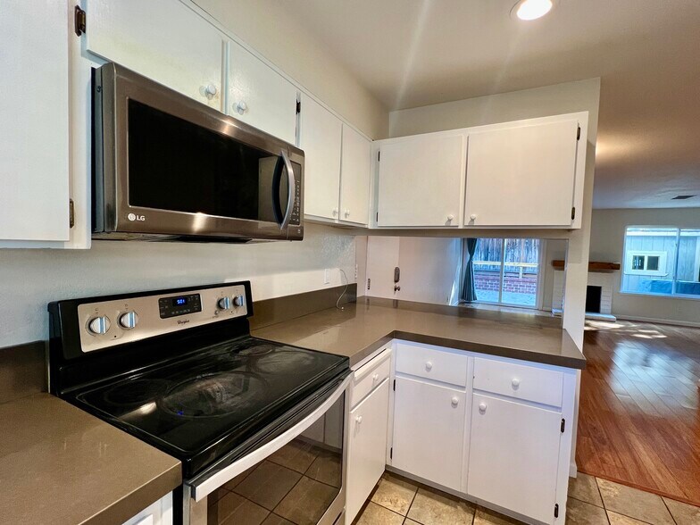 Kitchen - 7520 Silvertree Ln