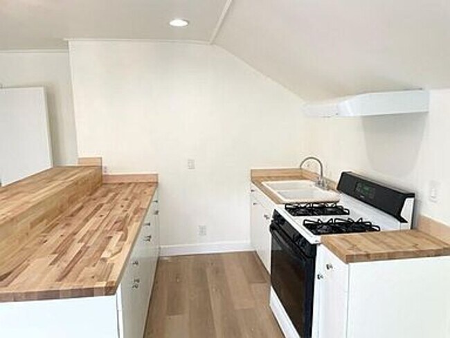 Building Photo - Upstairs 2 Bedroom Apartment with Extra St...