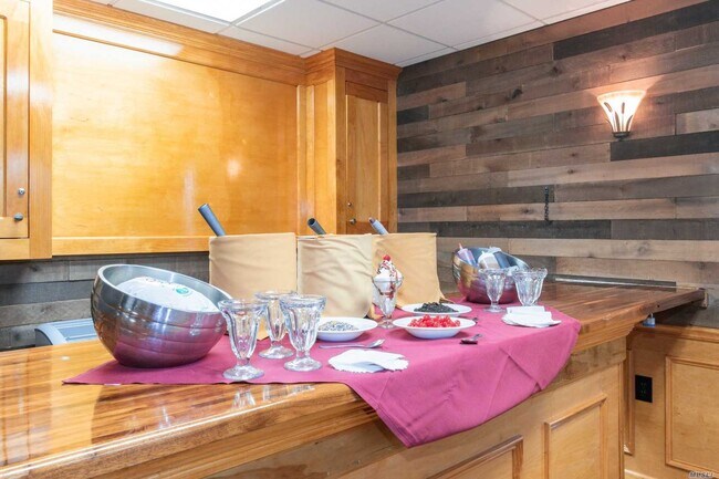 Building Photo - 565 Albany Ave