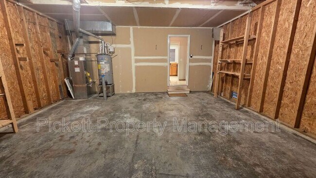 Building Photo - 1010 NW Poppy Ct