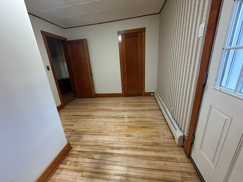 Building Photo - 4 Maple Ave