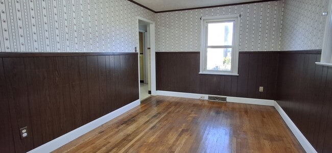 Building Photo - 3 Bedroom 1.5 Bathroom Available in Lancaster!