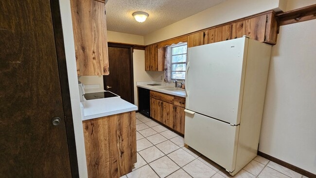 Building Photo - 3 bed, 2 bath 1 car garage
