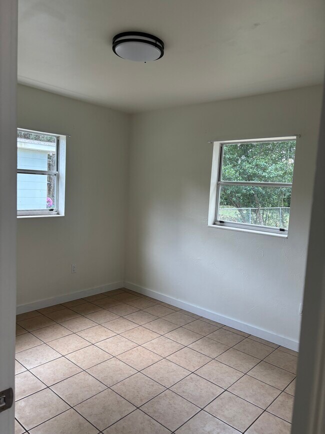 Building Photo - 1207 Crestwood Dr