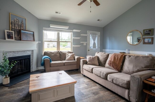 Building Photo - 3 Bedroom, 2 bath beautiful home - Bridgeport Community Sneads Ferry