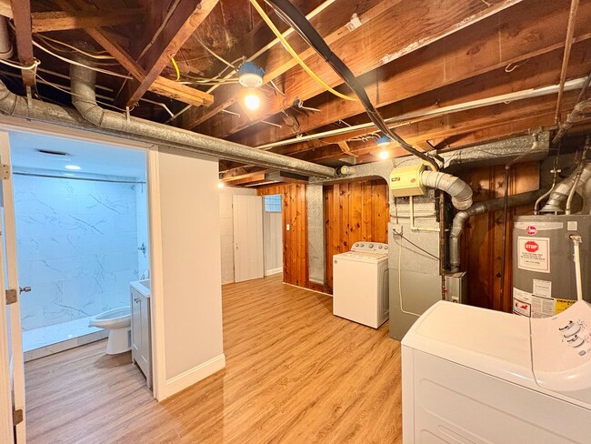 Building Photo - Spacious Townhome with Updated Kitchen & P...