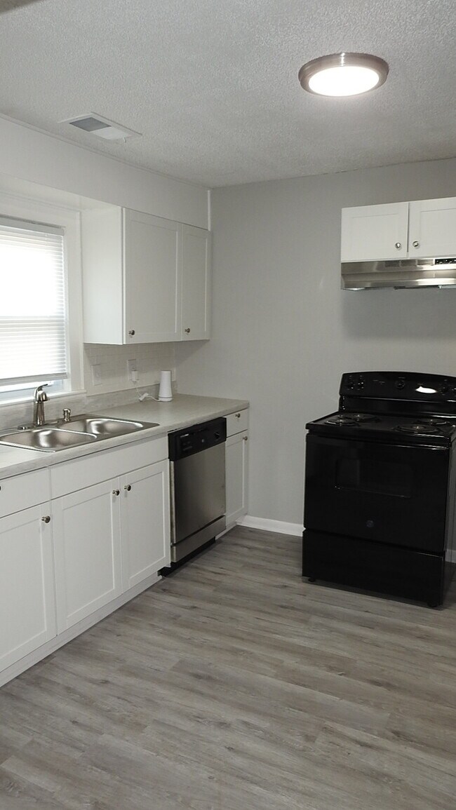 Building Photo - Adorable 2 bedrooms and 1 bath home located on N Main St in Independence