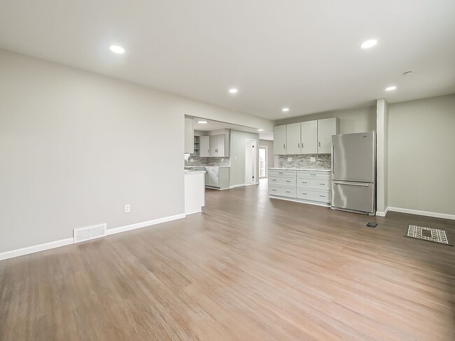 Building Photo - AVAILABLE NOW! Charming 3-Bed Home with Spacious Yard in Van Buren Township