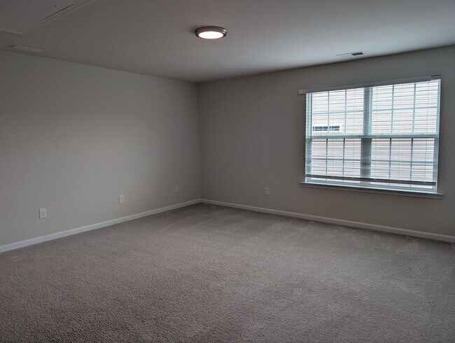 Building Photo - Move-in ready Ranch Style Home Located in ...